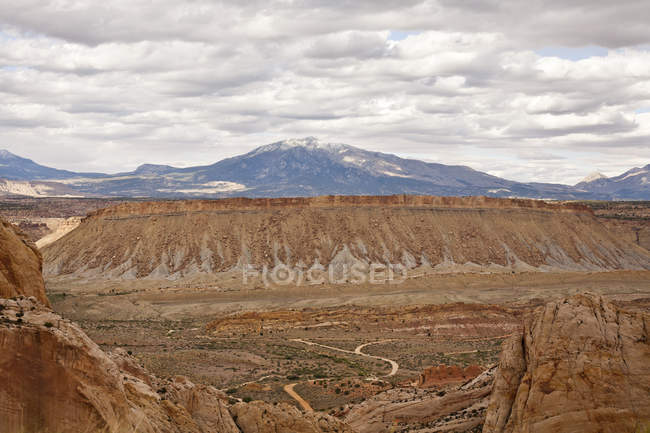 Burr Trail Road a través del cañón en Grand-Escalante National Monument, Utah, EE.UU. - foto de stock