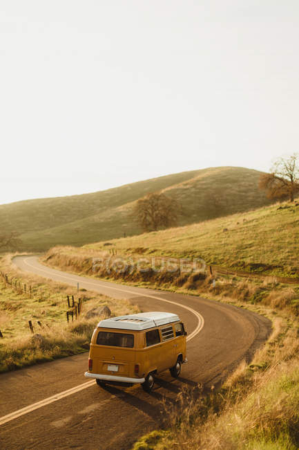 Veicolo d'epoca guida lungo strada tortuosa, Exeter, California, Stati Uniti d'America — Foto stock