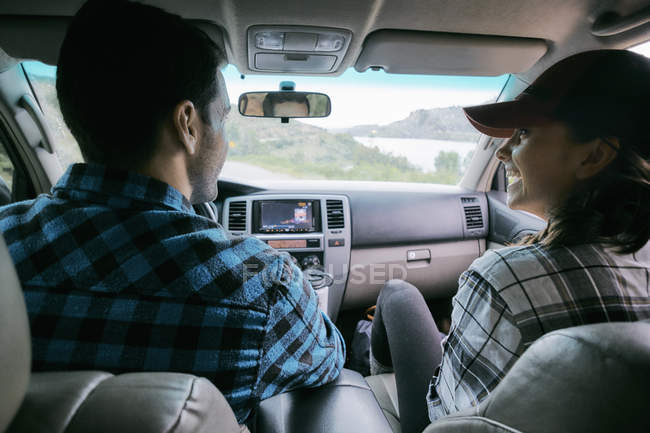 Rear view of couple laughing in car — Stock Photo
