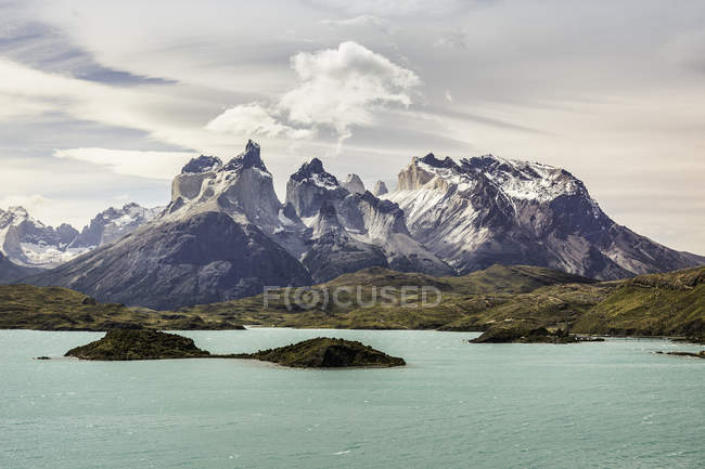 Türkisfarbener See und cuernos del paine, Nationalpark Torres del paine, Chili — Stockfoto