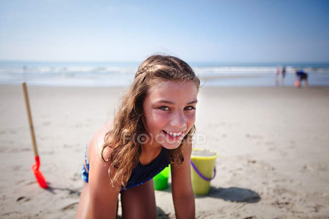 Porträt eines Mädchens, das am Sandstrand spielt — Stockfoto