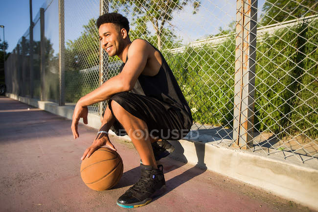 Молодий чоловік на баскетбольний майданчик, Скрадливий з м'ячем — стокове фото