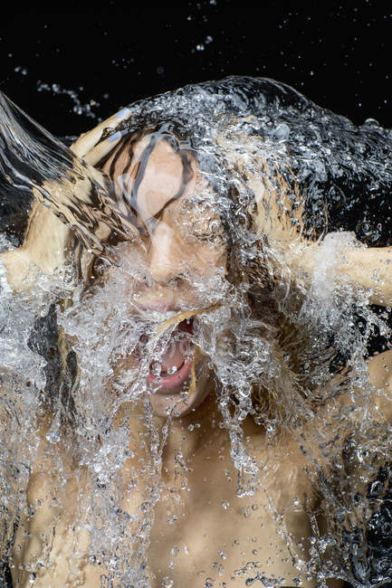 Donna spruzzi d'acqua sul viso — Foto stock