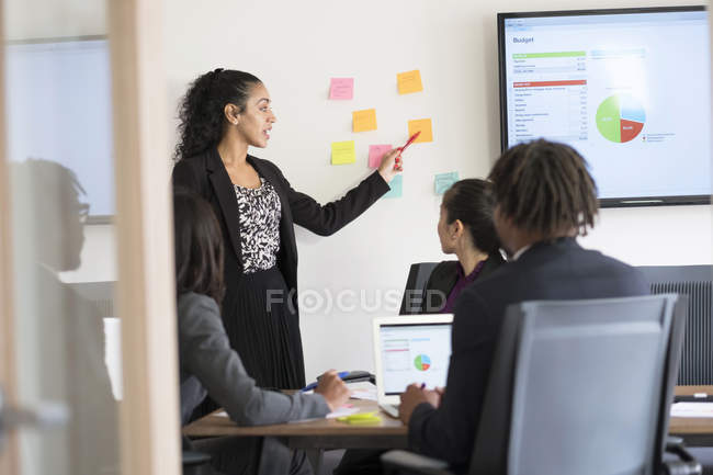 Колеги пояснюють ділову стратегію в офісі — стокове фото