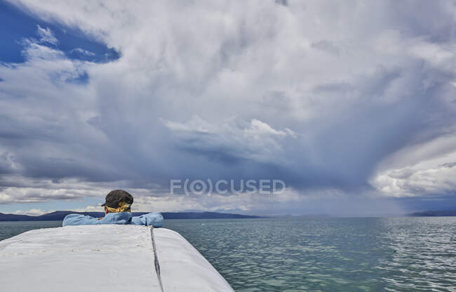 Donna in barca, guardando la vista, vista posteriore, Huarina, La Paz, Bolivia, Sud America — Foto stock