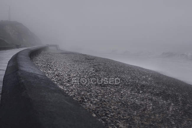 Морская стена в тумане, Сихэм-Харбур, Дурхэм, Великобритания — стоковое фото