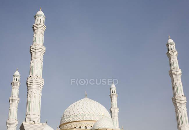 Cúpulas e pilares da mesquita Hazret Sultan, Astana, Cazaquistão, Ásia — Fotografia de Stock
