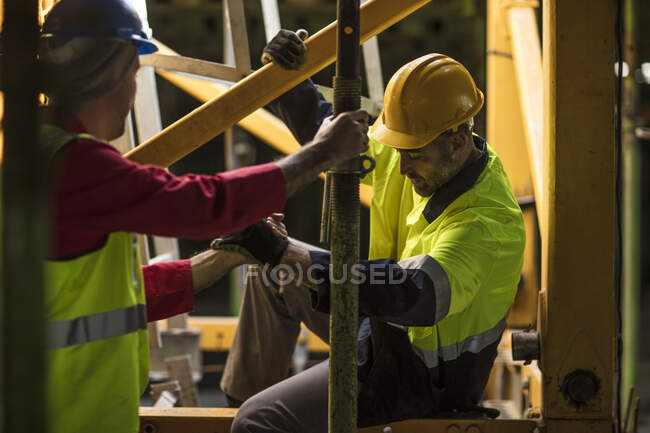 Trabajador de construcción en obra - foto de stock