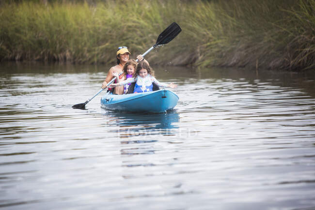 Madre e hijas kayak en Halls River, Homosassa, Florida, EE.UU. - foto de stock
