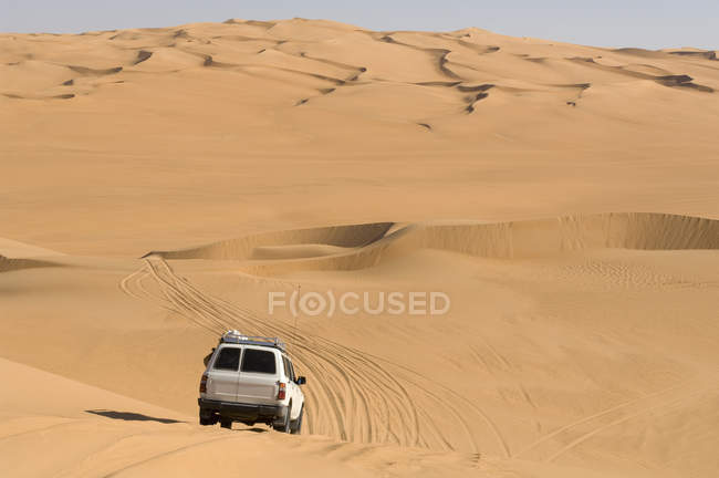 SUV sulle dune di sabbia a Erg Awbari, deserto del Sahara, Fezzan, Libia — Foto stock