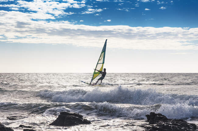 Hombre windsurf en el mar, Parque Nacional Jericoacoara, Ceara, Brasil - foto de stock