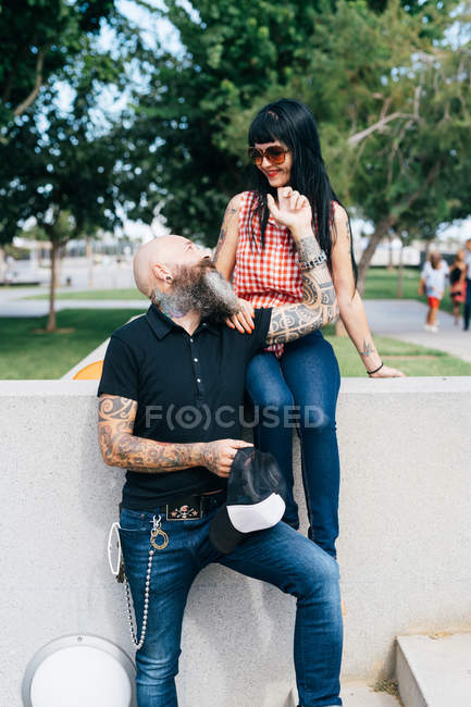 Parejas románticas hipster en parque, Valencia, España - foto de stock