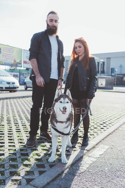 Портрет молодої пари з собакою — стокове фото