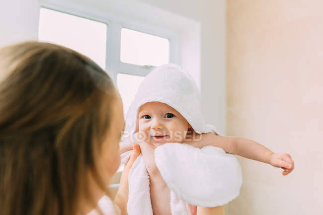 Матері проведення baby дочка загорнути в рушник — стокове фото