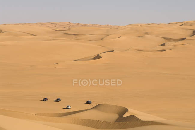 SUV en dunas de arena, Erg Awbari, desierto del Sahara, Fezzan, Libia - foto de stock