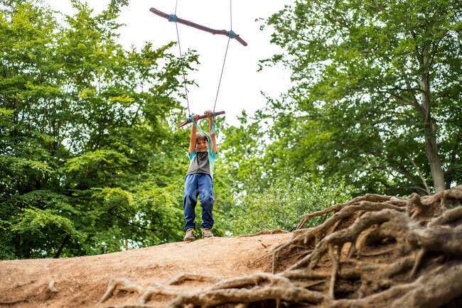 Jovem balançando em casa-made árvore swing — Fotografia de Stock