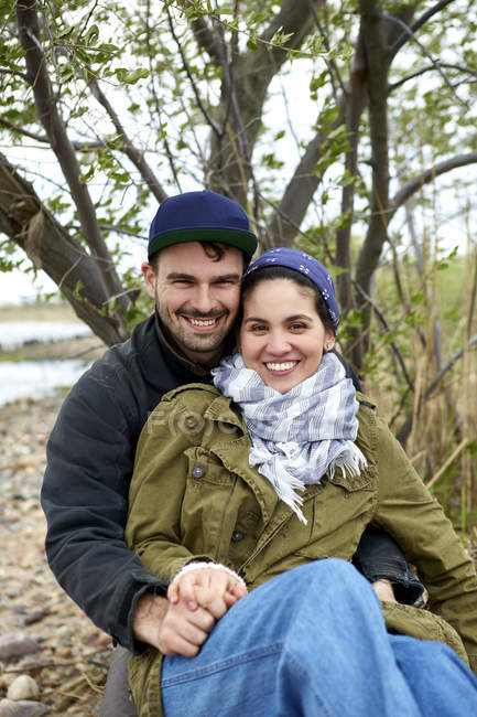 Retrato de jovem casal sorridente na praia — Fotografia de Stock