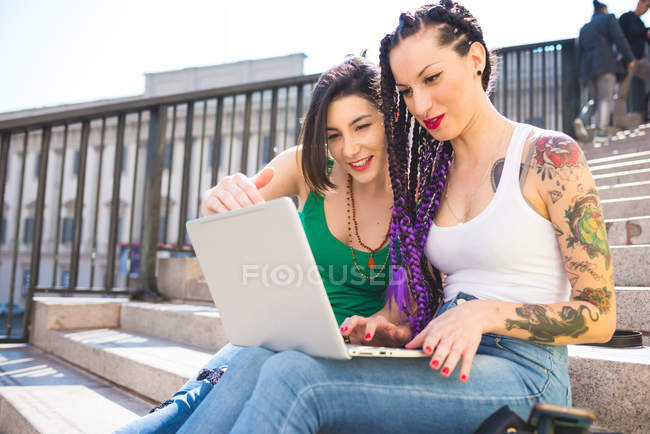 Women on city break using laptop, Milan, Italy — Stock Photo