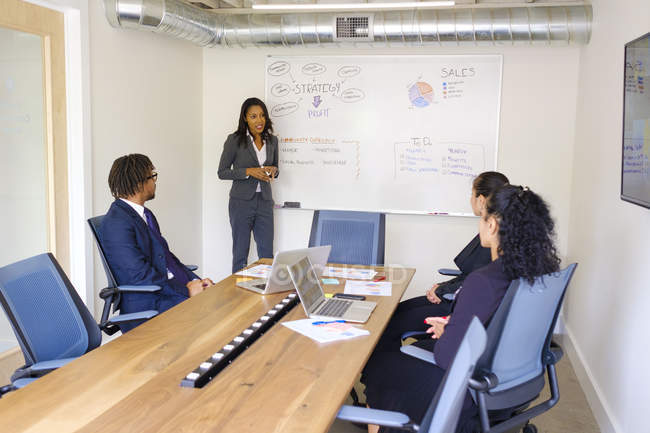 Empresário e empresárias que trabalham na sala de reuniões — Fotografia de Stock