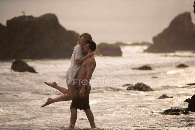 Couple romantique sur la plage, Malibu, Californie, États-Unis — Photo de stock