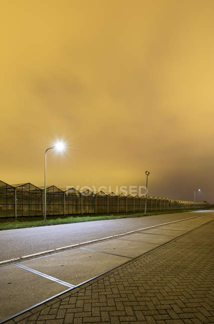 Gewächshaus in der Nacht, in Westland, Gebiet mit der höchsten Konzentration an Gewächshäusern in den Niederlanden — Stockfoto