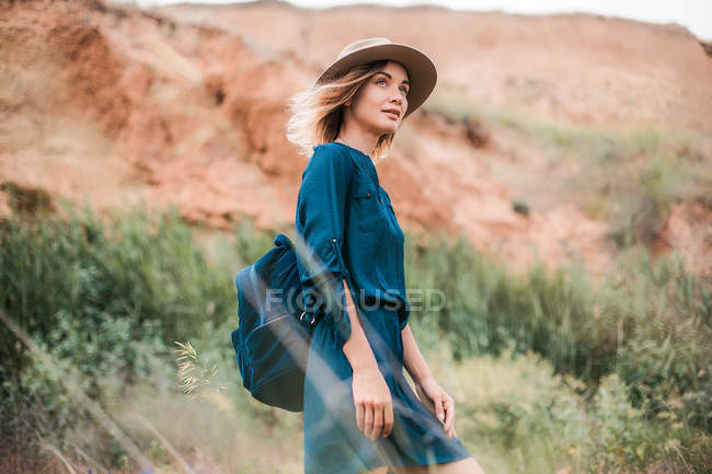 Mulher em ambiente rural olhando para a vista — Fotografia de Stock