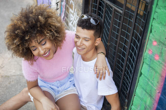 Молода пара на вулиці, дурень навколо, сміється — стокове фото