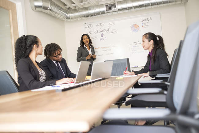 Homme d'affaires et femmes d'affaires travaillant dans la salle de réunion — Photo de stock
