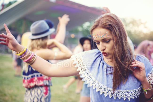 Porträt einer jungen Frau, die auf einem Festival tanzt — Stockfoto