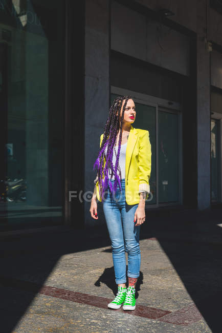 Jovem mulher ao sol em pé ao ar livre, Milão, Itália — Fotografia de Stock