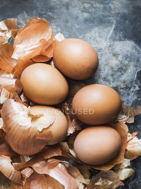 Peaux d'oignon utilisées pour la teinture naturelle des œufs de Pâques, vue de dessus — Photo de stock