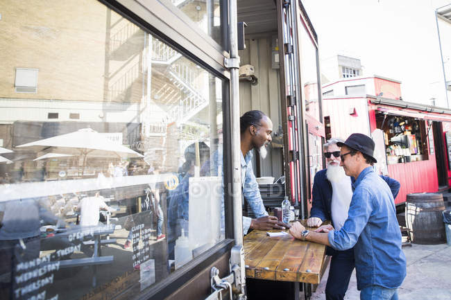 Customer paying vendors in food truck — Stock Photo