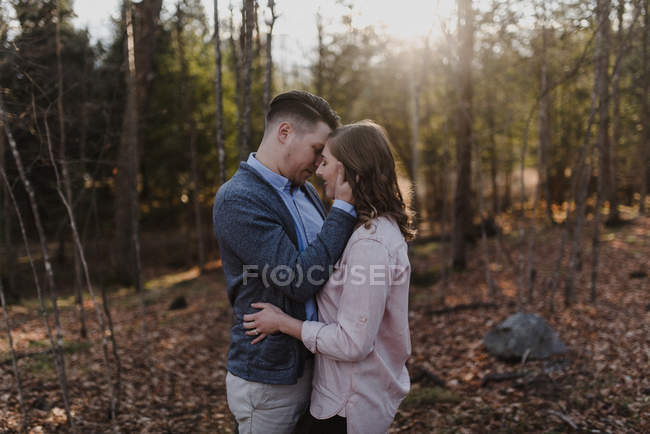 Casal jovem beijando na floresta, Ottawa, Canadá — Fotografia de Stock
