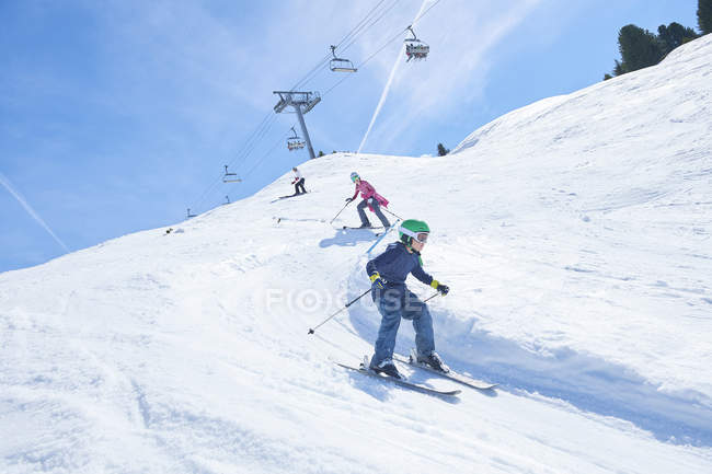 Famiglia in vacanza sugli sci, Hintertux, Tirolo, Austria — Foto stock