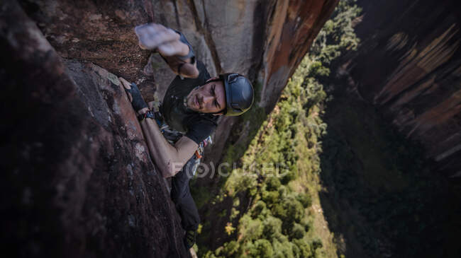 Rock climber climbing sandstone rock, vista aérea, Liming, província de Yunnan, China — Fotografia de Stock