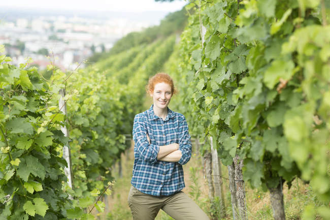 Retrato de mujer en viñedo, Baden Wurttemberg, Alemania - foto de stock