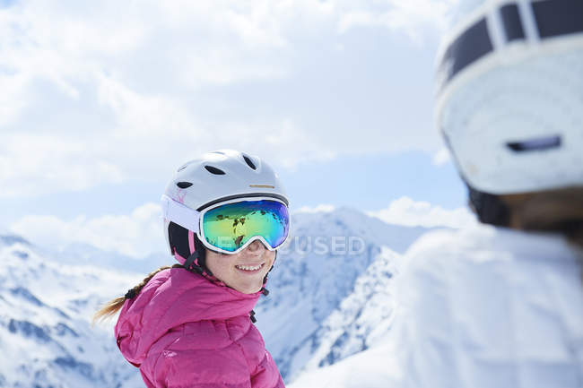 Madre e hija en vacaciones de esquí, Hintertux, Tirol, Austria - foto de stock