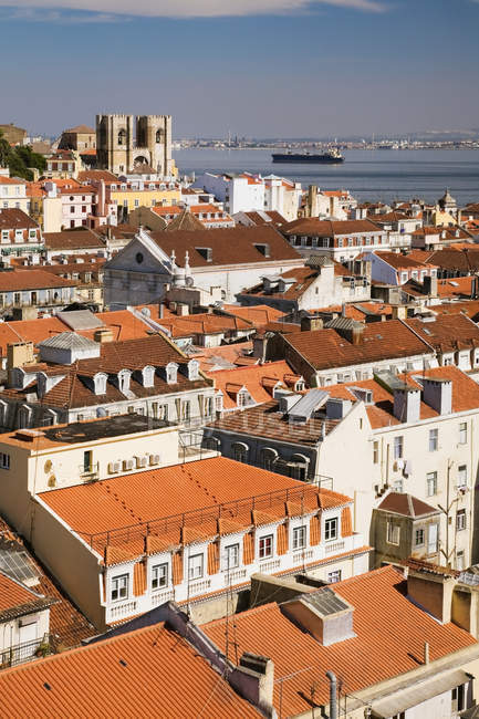 Красивые крыши Лиссабона и Тежу с видом на реку Санта-Юста-Лифт, Португалия — стоковое фото