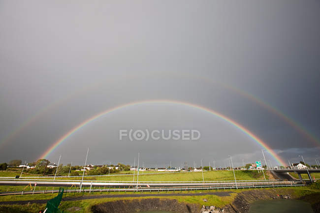 Doppelter Regenbogen über Autobahn, Galway, Irland — Stockfoto