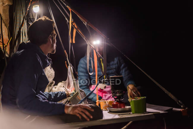 Dois alpinistas sentados no portaledge à noite, Liming, província de Yunnan, China — Fotografia de Stock