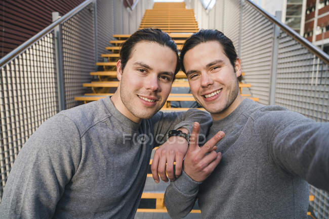 Jeunes jumeaux adultes masculins s'entraînant ensemble — Photo de stock