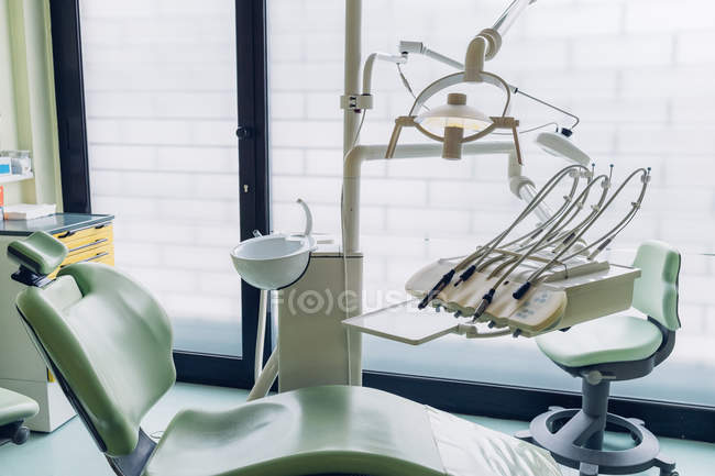 Стоматологічний стілець та обладнання в стоматологічному кабінеті — стокове фото