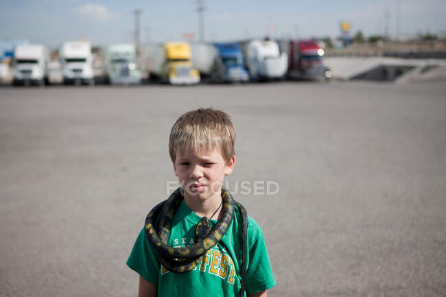 Niño con serpiente alrededor de su cuello - foto de stock