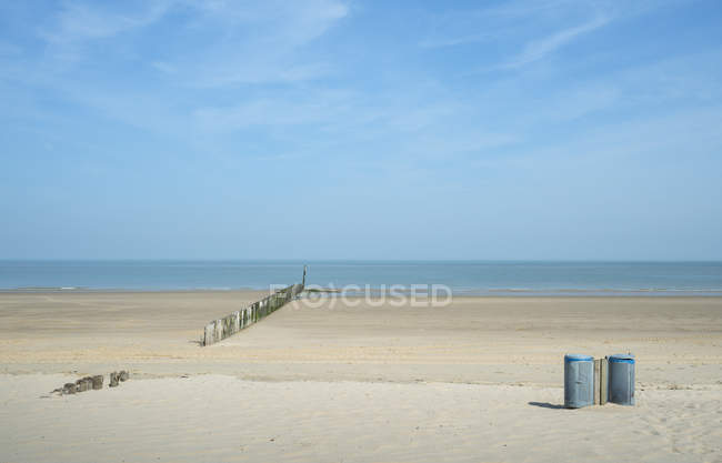 Mülltonnen und Wellenbrecher am Strand, Cadzand, Zeeland, Niederlande, Europa — Stockfoto