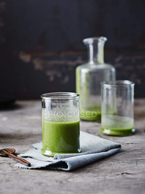Couve e kiwi fruta smoothie verde em vidro — Fotografia de Stock