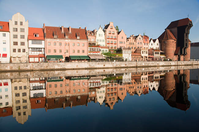 Bâtiments reflétés dans l'eau, Gdansk, Pologne — Photo de stock