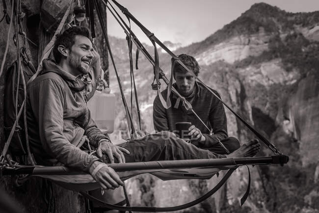 Due arrampicatori su portaledge, Liming, provincia dello Yunnan, Cina — Foto stock