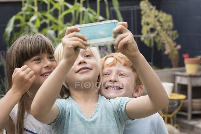 Primo piano di bambini sorridenti che si fanno selfie — Foto stock