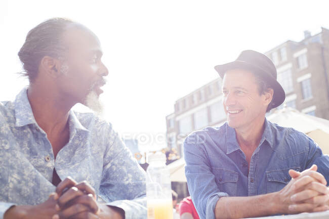 Amici che chattano all'aperto, Londra, Regno Unito — Foto stock