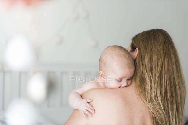 Mère et bébé fille dans la chambre d'enfant — Photo de stock